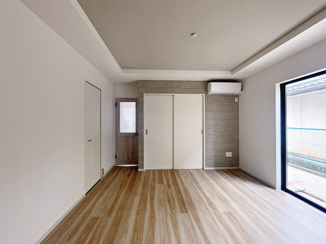 新築戸建・新築建売　伊達市田町2期　伊達小・伊達中の洋室|たっぷり入るクローゼット収納付き！リビング側と廊下側から出入りが可能です！