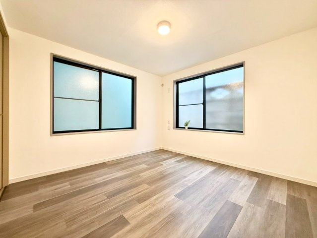 世田谷区南烏山3丁目　中古戸建の洋室|2面採光のため、通風や採光性を高めてくれます。明るく開放的で快適な居住空間を実現！

現地ご見学希望・資料請求などお気軽にお問い合わせ下さい！
03-5990-5201
