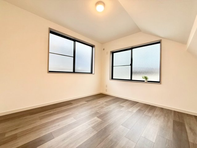 世田谷区南烏山3丁目　中古戸建の洋室|大きな窓からたっぷりと陽光が注がれる明るい居室。一日の疲れを癒し、時を忘れて過ごせる空間です！

現地ご見学希望・資料請求などお気軽にお問い合わせ下さい！
03-5990-5201