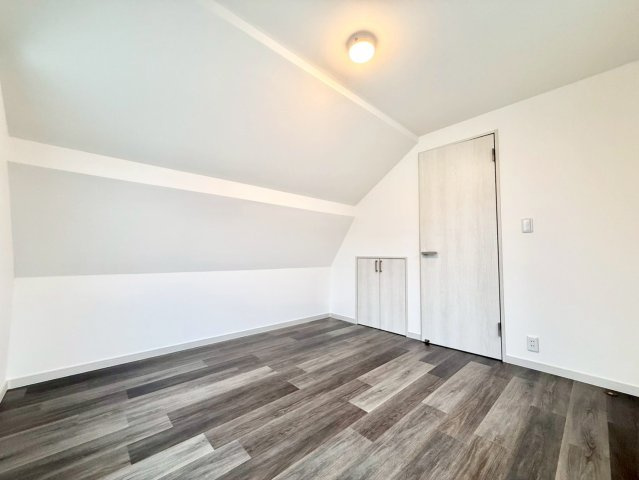 世田谷区南烏山3丁目　中古戸建の洋室|白を基調としたお部屋は光を反射するため、お部屋が明るく美しく見えますね！

現地ご見学希望・資料請求などお気軽にお問い合わせ下さい！
03-5990-5201