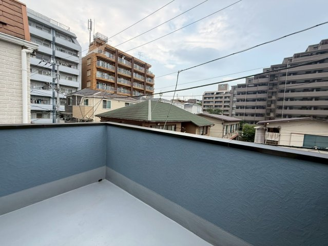 世田谷区南烏山3丁目　中古戸建のバルコニー|東向きのバルコニーのため、毎日朝日が差し込みます。気持ちの良い朝を迎えることができますね！

現地ご見学希望・資料請求などお気軽にお問い合わせ下さい！
03-5990-5201