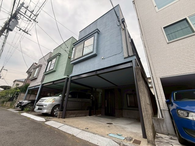 世田谷区南烏山3丁目　中古戸建の前面道路含む現地写真|「芦花公園」駅徒歩4分の好立地

現地ご見学希望・資料請求などお気軽にお問い合わせ下さい！
03-5990-5201