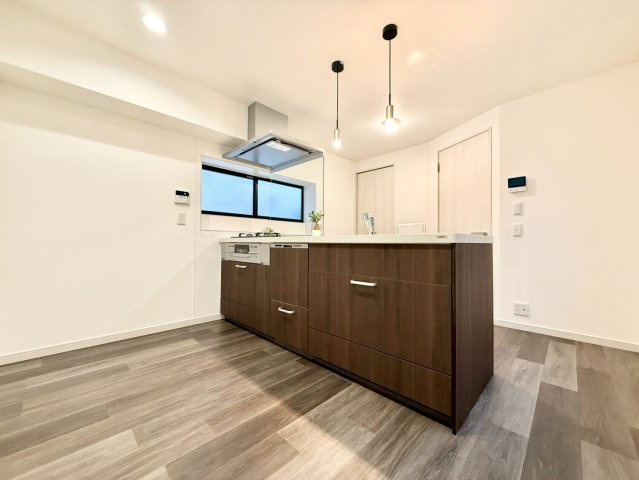 世田谷区南烏山3丁目　中古戸建のキッチン|横一列にシンクとコンロをまとめたシンプルなシステムキッチン。動きやすさが魅力です！

現地ご見学希望・資料請求などお気軽にお問い合わせ下さい！
03-5990-5201