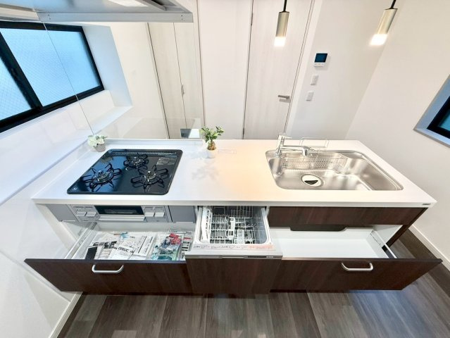 世田谷区南烏山3丁目　中古戸建のキッチン|お料理をしながらご家族の様子を見渡せる対面式キッチン。ビルトイン食洗機付きで家事の負担を軽減します。

現地ご見学希望・資料請求などお気軽にお問い合わせ下さい！
03-5990-5201