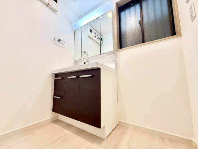 世田谷区南烏山3丁目　中古戸建の独立洗面台|清潔感のあるプライベート空間は、身だしなみチェックやお肌のお手入れに最適です。

現地ご見学希望・資料請求などお気軽にお問い合わせ下さい！
03-5990-5201