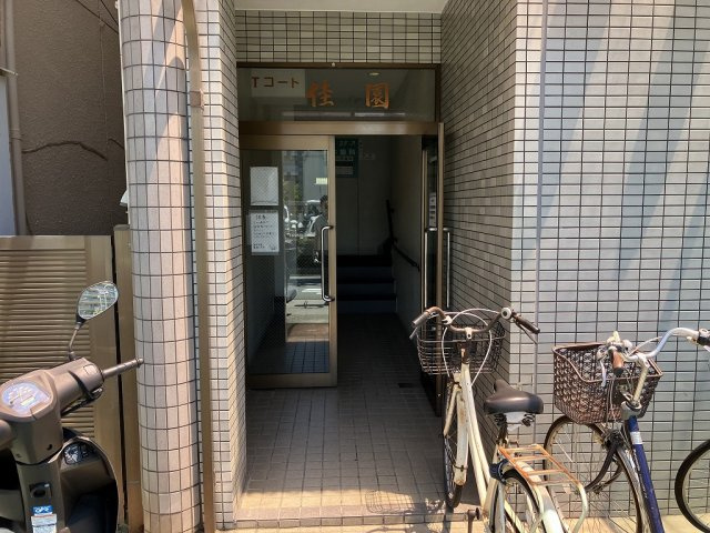 Tコート佳園のエントランス