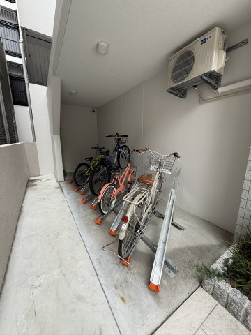 アクロス箱崎駅前クレスティアの駐輪場