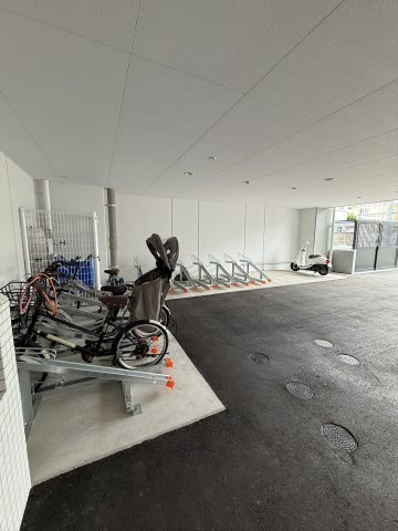 アクロス箱崎駅前クレスティアの駐輪場