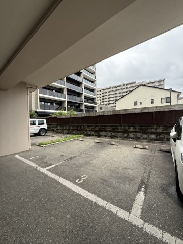 エイルヴィラグランシス吉塚の駐車場
