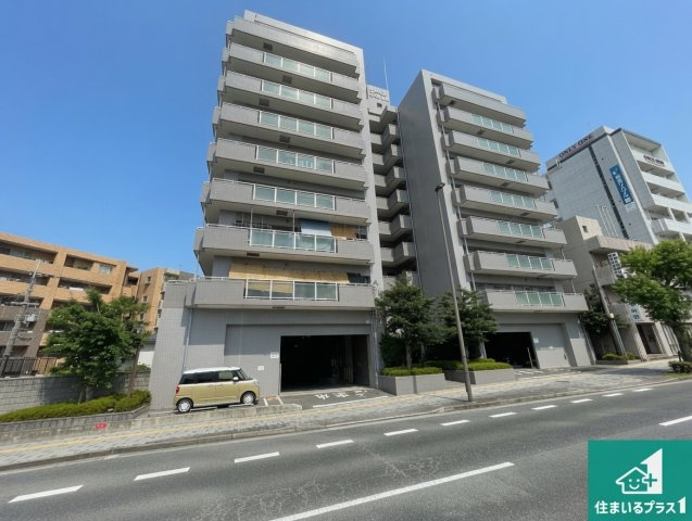 エーベル伊丹参番館の外観|周辺は閑静な住宅街！前面道路広々で車の出し入れも便利です。駐車が苦手な方でも安心して車庫入れできます！