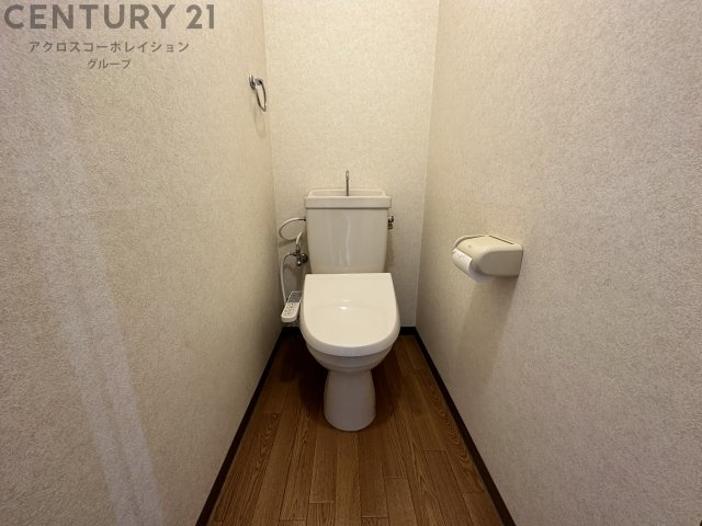 シンプルで掃除のしやすいトイレです♪