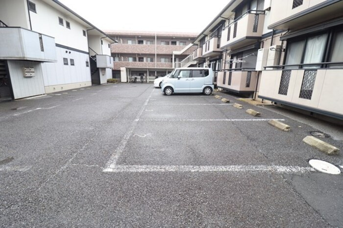 アリュール　Bの駐車場