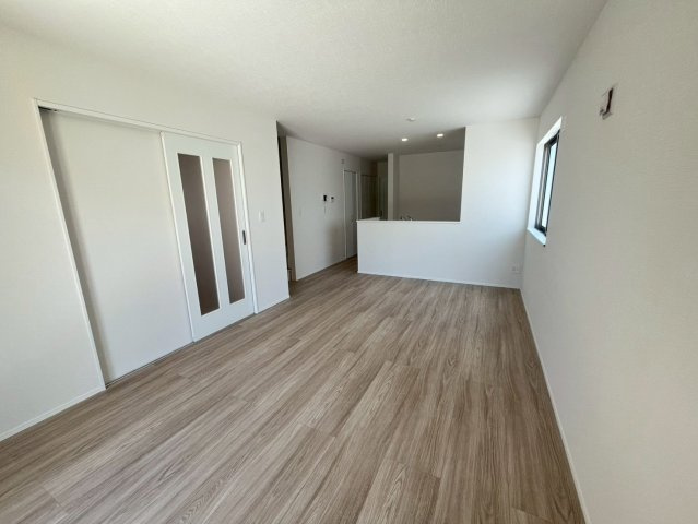 沖縄市知花新築戸建て　E号棟（全5棟）の居間・リビング|ゆったりとしたリビングです
