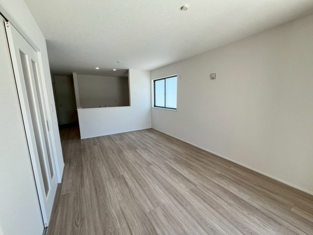 沖縄市知花新築戸建て　E号棟（全5棟）の居間・リビング|おしゃれなリビングです