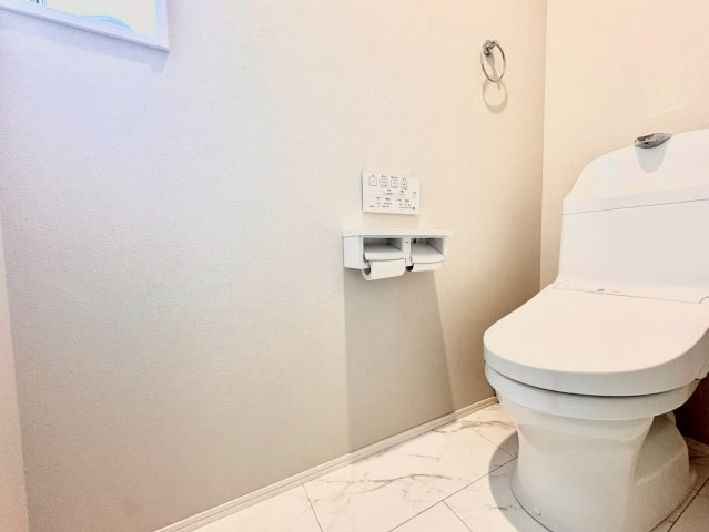 新宿区大久保2丁目　中古戸建のトイレ|ウォシュレット付きのトイレはいつも快適！

現地ご見学希望・資料請求などお気軽にお問い合わせ下さい！
03-5990-5201