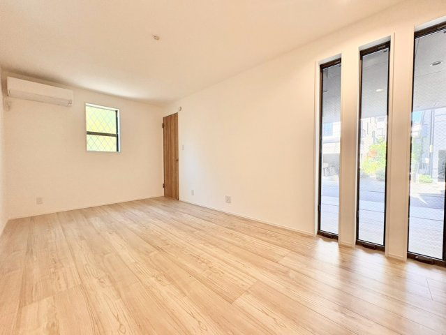 新宿区大久保2丁目　中古戸建の洋室|各部屋に窓を設置！明るい日差しが降り注ぐ心地よい室内は、日々の暮らしに安らぎを与えてくれます。

現地ご見学希望・資料請求などお気軽にお問い合わせ下さい！
03-5990-5201