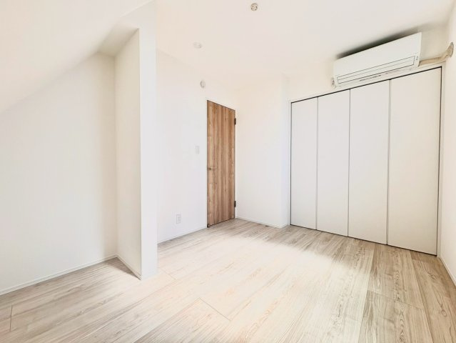 新宿区大久保2丁目　中古戸建の洋室|白を基調としたお部屋は光を反射するため、お部屋が明るく美しく見えますね！

現地ご見学希望・資料請求などお気軽にお問い合わせ下さい！
03-5990-5201