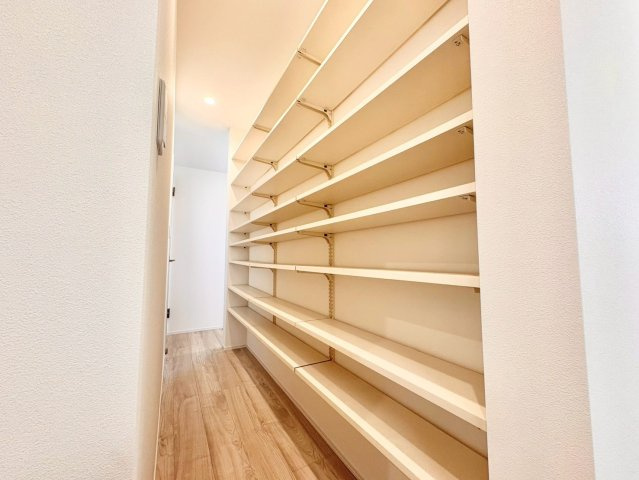 新宿区大久保2丁目　中古戸建の収納|適材適所に収納が充実。お子様の成長やご家族が増えると多くなる衣類やおもちゃ、様々なものがスッキリと収納できます。

現地ご見学希望・資料請求などお気軽にお問い合わせ下さい！
03-5990-5201