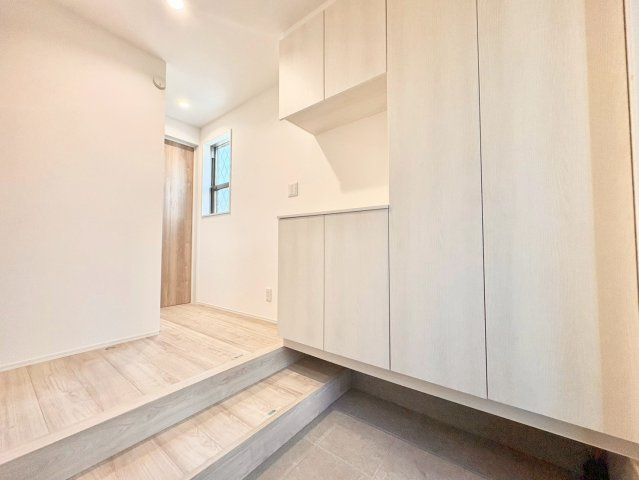 新宿区大久保2丁目　中古戸建の玄関|玄関横にはシューズボックスがついているため、片付いた玄関がキープできます！

現地ご見学希望・資料請求などお気軽にお問い合わせ下さい！
03-5990-5201