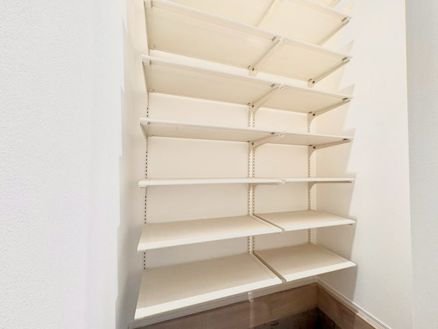 新宿区大久保2丁目　中古戸建の収納|玄関にはシューズインクローゼット付き！ブーツの収納もここで解決！

現地ご見学希望・資料請求などお気軽にお問い合わせ下さい！
03-5990-5201