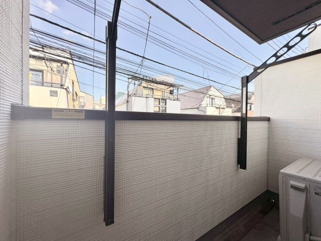 新宿区大久保2丁目　中古戸建のバルコニー|朝の澄んだ空気や、夕方の清々しい風を五感で感じられるバルコニー！

現地ご見学希望・資料請求などお気軽にお問い合わせ下さい！
03-5990-5201