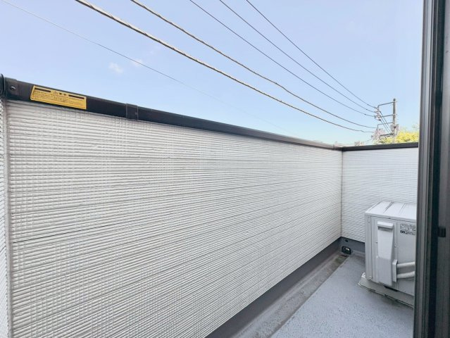 新宿区大久保2丁目　中古戸建のバルコニー|大きな空に包まれて、太陽の光をたっぷりと浴びながら過ごす毎日は、自然と家族の笑顔で溢れます。

現地ご見学希望・資料請求などお気軽にお問い合わせ下さい！
03-5990-5201