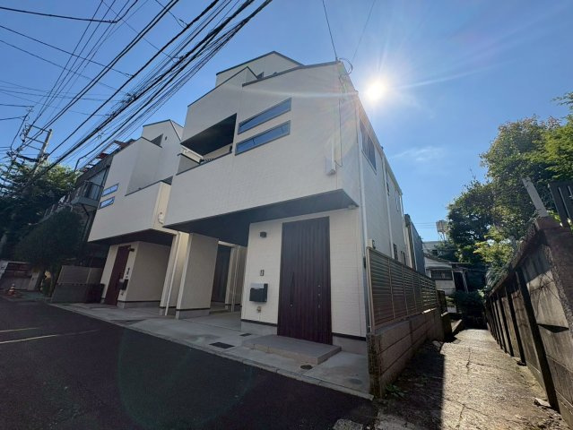 新宿区大久保2丁目　中古戸建の前面道路含む現地写真|子育てしやすい住環境！教育施設や商業施設も徒歩圏内に充実。

現地ご見学希望・資料請求などお気軽にお問い合わせ下さい！
03-5990-5201