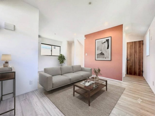 新宿区大久保2丁目　中古戸建の居間・リビング|壁の一面をアクセントクロスにしたオシャレな空間です。（家具は全てCGです。）

現地ご見学希望・資料請求などお気軽にお問い合わせ下さい！
03-5990-5201