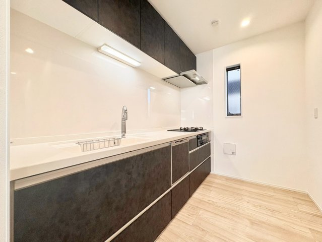 新宿区大久保2丁目　中古戸建のキッチン|横一列にシンクとコンロをまとめたシンプルなシステムキッチン。動きやすさが魅力です！

現地ご見学希望・資料請求などお気軽にお問い合わせ下さい！
03-5990-5201