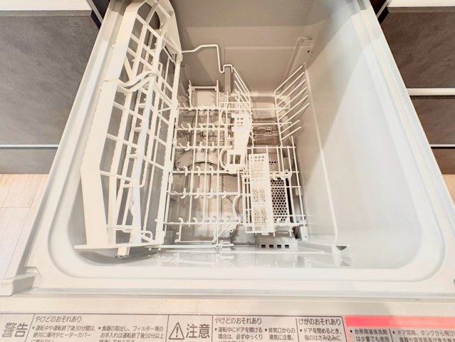 新宿区大久保2丁目　中古戸建のキッチン|ビルトインタイプの食洗機付き！家事の時間と、手洗いに比べて使用水量も軽減します！

現地ご見学希望・資料請求などお気軽にお問い合わせ下さい！
03-5990-5201