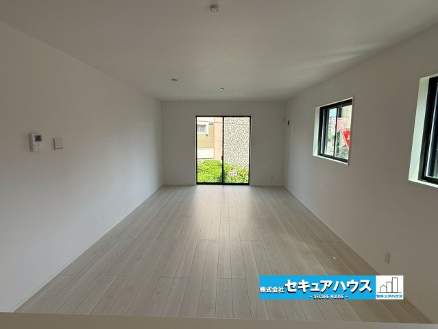 【同施工物件ご案内可能】名古屋市南区元桜田町の居間・リビング|【LDKイメージ】
◆通学から帰宅し、リビングルームで会話を楽しむ子ども達。リビングから臨む景色は太陽色に染まり、解放感溢れゆったりとしたひと時を過ごすことが出来る素敵な空間です。　　　　　　　　　　