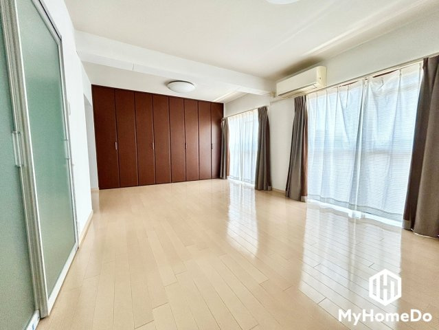 大森台住宅2棟の洋室|生活感を上手に隠して、美しいリビングをキープ