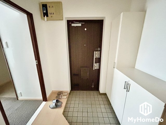 大森台住宅2棟の玄関|大容量の玄関収納で家族の靴もきれいに収まり、玄関はいつでも広々快適に収納できます。