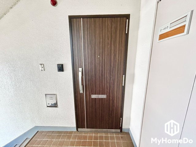 大森台住宅2棟の玄関|玄関は防犯面に配慮されたダブルロックドアです。