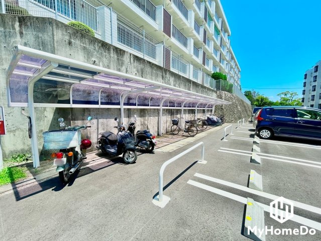 大森台住宅2棟の駐輪場|屋根付きなので、雨や風、直射日光から自転車を守ることができます。