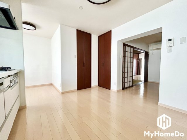 大森台住宅2棟のキッチン|窓があり、明るい陽射しが感じられるダイニングキッチンです