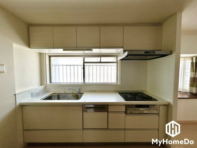 大森台住宅2棟のキッチン|キッチン収納の多さもお料理を楽にしてくれるポイントです。