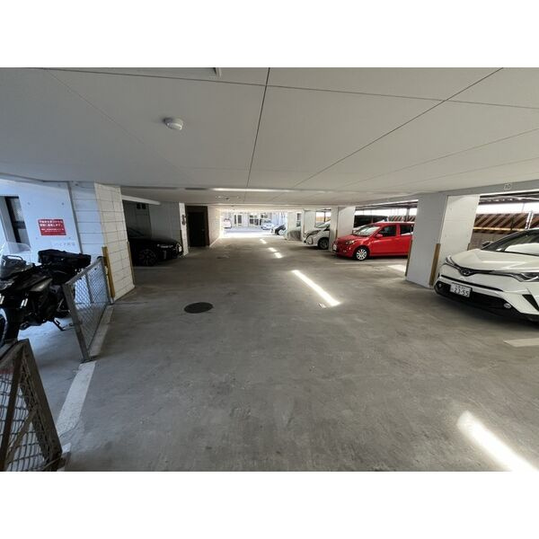 モナティス那古野の駐車場