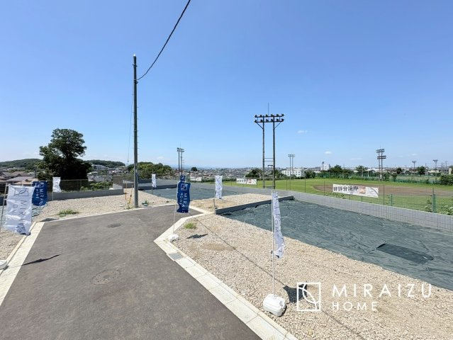 【前面道路含む現地写真】 | 陽の光をたっぷりと浴びながら気持ち良く生活ができます。夢のマイホーム、夢ではなく実現出来ます！見学・ご相談などお気軽にご連絡ください♪