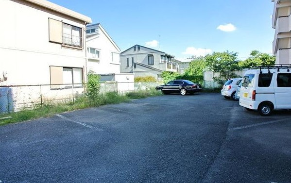 青梅市河辺町６丁目の賃貸マンションの駐車場