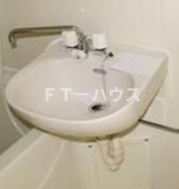 ペティパレス薬園台　１０７号室の洗面所