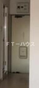 ペティパレス薬園台　１０７号室の玄関