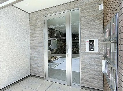 昭島市朝日町１丁目のアパートのエントランス