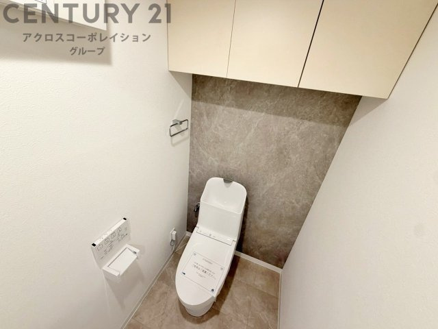 温水洗浄便座付トイレは温水洗浄機能により、暖かい水でおしりを洗浄することができ、冷たい水を使う従来の便座に比べ、温水洗浄機能で暖かいトイレを提供し、快適な使用を可能にします。
