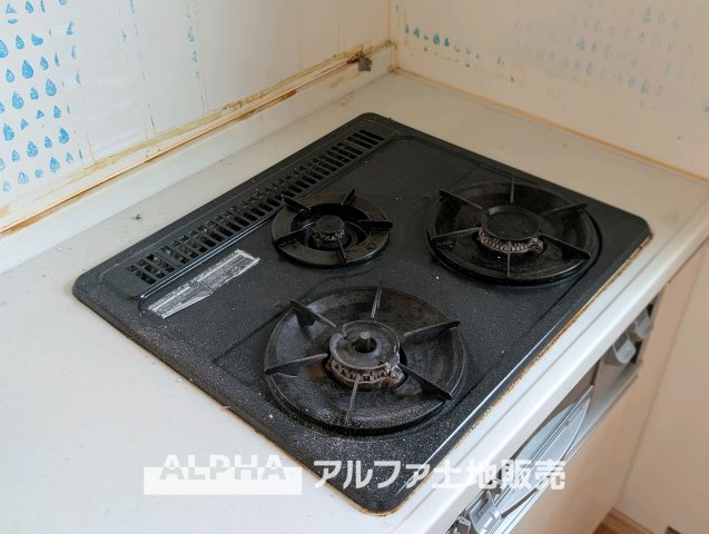 中古戸建て　昭島市拝島町4丁目のキッチン|【gas stove】◆ガスコンロ◆使い勝手に配慮されたガスコンロを備えたキッチン。火力調整がしやすく、毎日の調理がスムーズに進み、家事の時間を心地よく支えてくれます