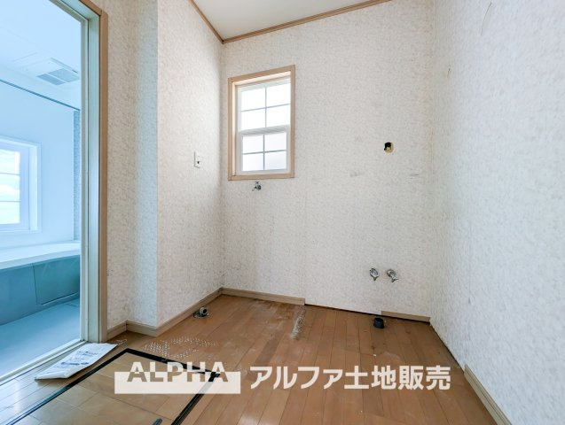 中古戸建て　昭島市拝島町4丁目の独立洗面台|【Bath room】
◆バスルーム◆一日の疲れをゆっくり癒せる落ち着いたバスルーム。浴室乾燥機付きで天候を気にせず洗濯でき、毎日の暮らしにも便利な空間です。