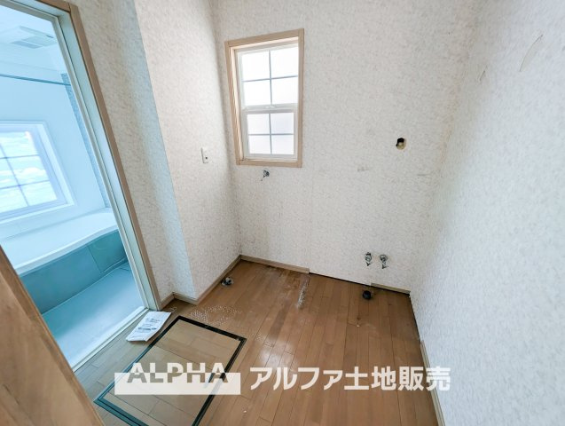 中古戸建て　昭島市拝島町4丁目の浴室|【Laundry space】
◆ランドリースペース◆洗濯機置場を備えた使いやすいランドリースペース。浴室換気乾燥機付きで、天候を気にせず洗濯でき、毎日の家事もスムーズにこなせます。