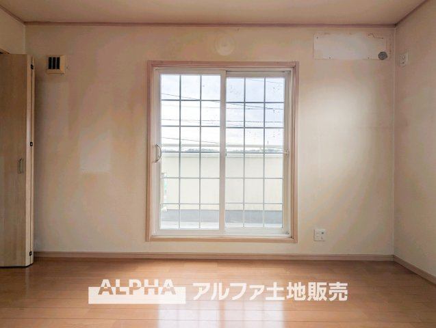 中古戸建て　昭島市拝島町4丁目の寝室|【comfort room】
◆落ち着きのある室内◆寝室としても子ども部屋としても使いやすく、暮らしの変化にも対応できる空間。日々の時間を穏やかに過ごせます。
