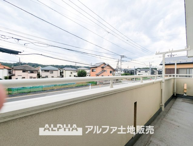 中古戸建て　昭島市拝島町4丁目のバルコニー|【Sunny Space】
◆暮らしに広がりを◆陽当たりに配慮されたバルコニーは、洗濯物も乾きやすく、外の景色を眺めながらゆったり過ごせる場所になっています。