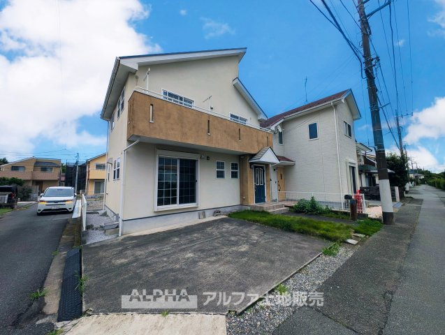 中古戸建て　昭島市拝島町4丁目の前面道路含む現地写真|【clear the mind】◆暮らしが整う空間◆
ゆとりのある住空間と、どこか安心感のある佇まい。
ここで過ごす日々が、自分たちらしい暮らしへと自然に導いてくれる。